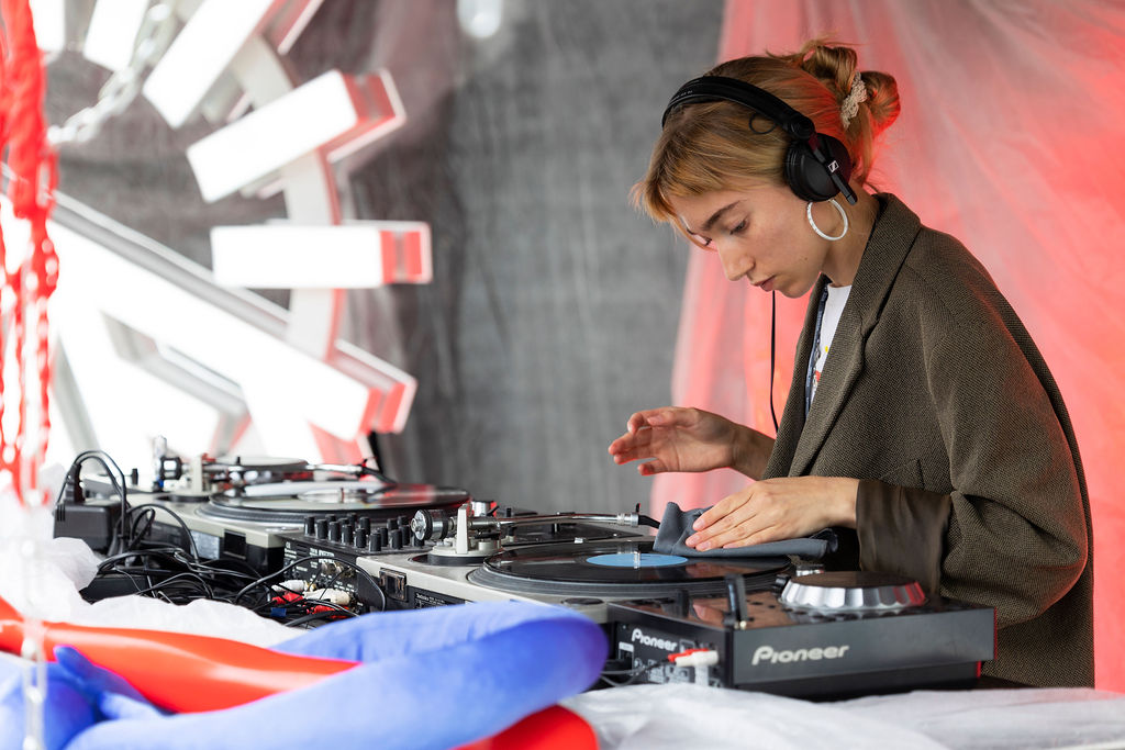 kuvassa Cultish collectiven dj