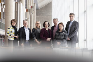 Oulun kulttuurisäätiön hallituksen jäsenet seisovat rivissä: Päivi Laajala, Reima Loukkola, Elena Näsänen, Emilie Gardberg, Risto Ruohonen (pj), Cay Sevón, Jouko Niinimäki