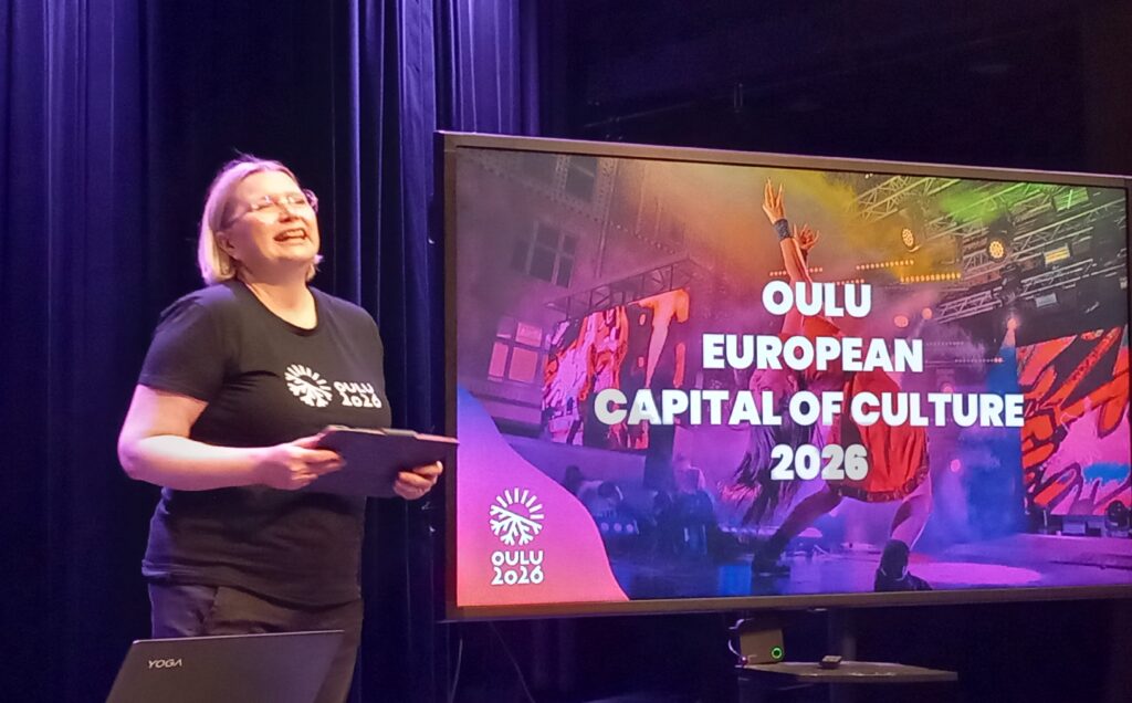 Projektipäällikkö Anna Litewka-Anttolainen kertoo Yhdenvertainen Oulu2026 -hankkeesta seminaarissa.