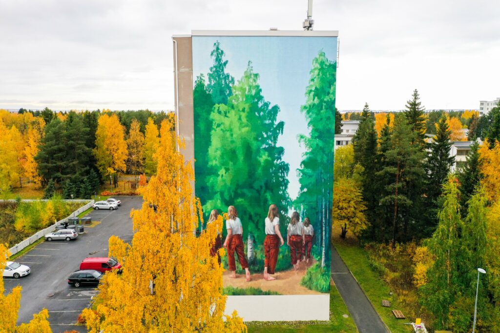 Kuvassa Rajakylän Ruiskukkatiellä oleva värikäs seinämaalaus
