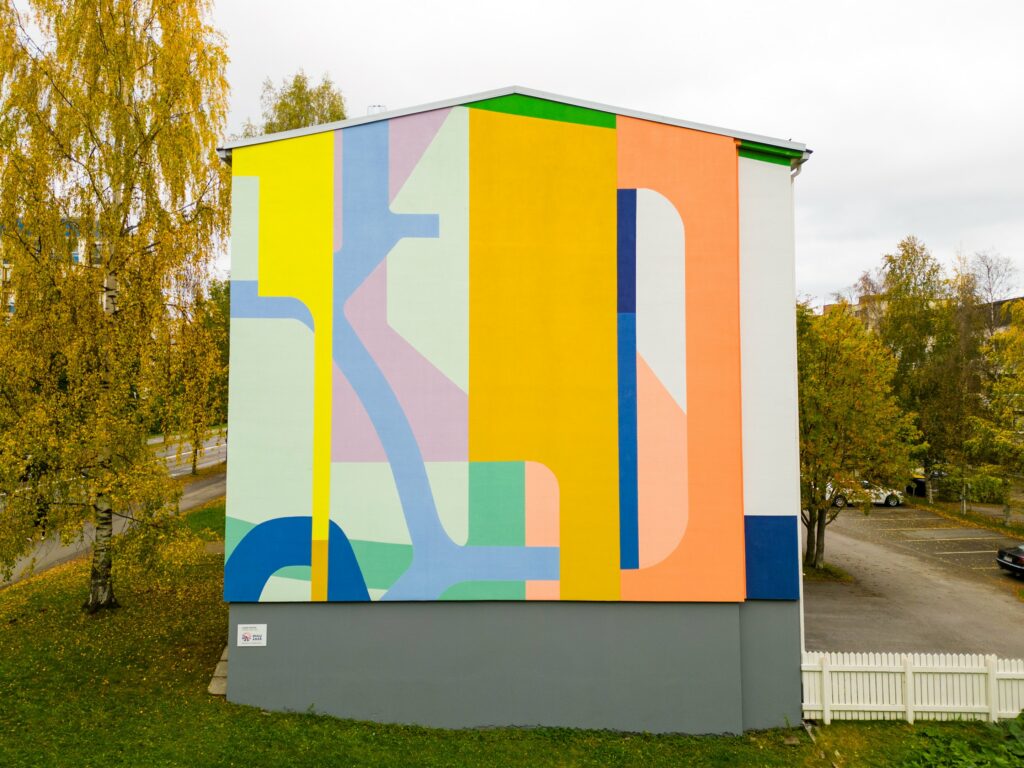 Seinämaalaus kerrostalon päätyseinässä Oulun Tuirassa.