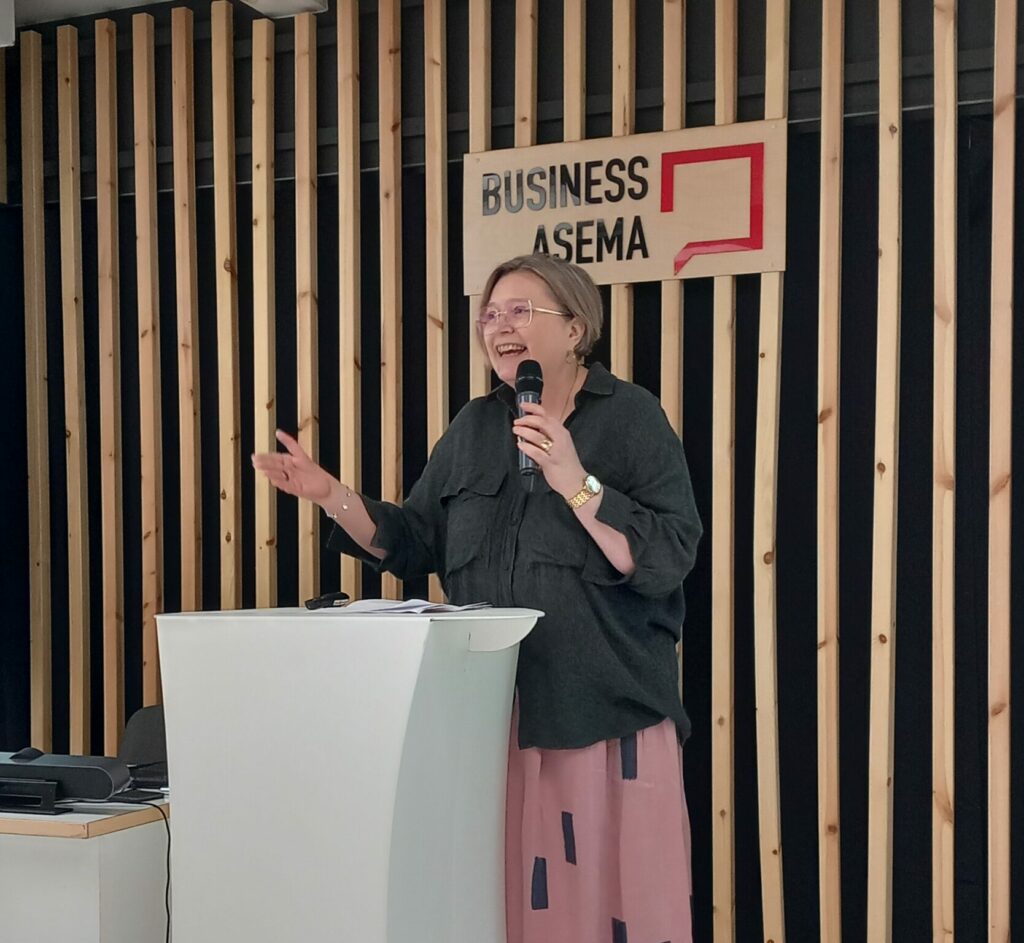 Anna Litewka-Anttolainen puhumassa Antirasismi kulttuuri- ja taidealalla -seminaarissa BusinessaAsemalla