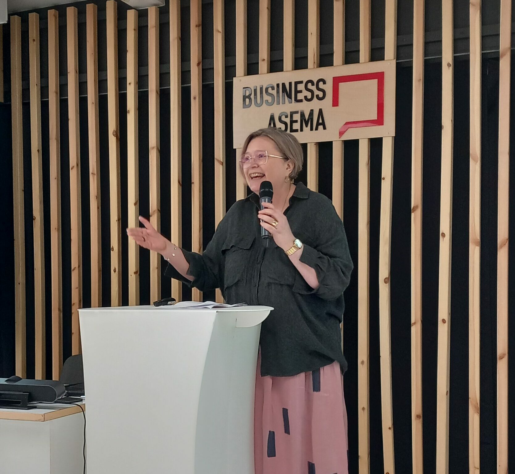 Anna Litewka-Anttolainen puhumassa Antirasismi kulttuuri- ja taidealalla -seminaarissa BusinessaAsemalla
