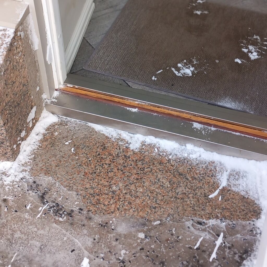 Galleria MABD oviaukon metallikynnys estää sähköpyörätuolilla sisäänpääsyn.