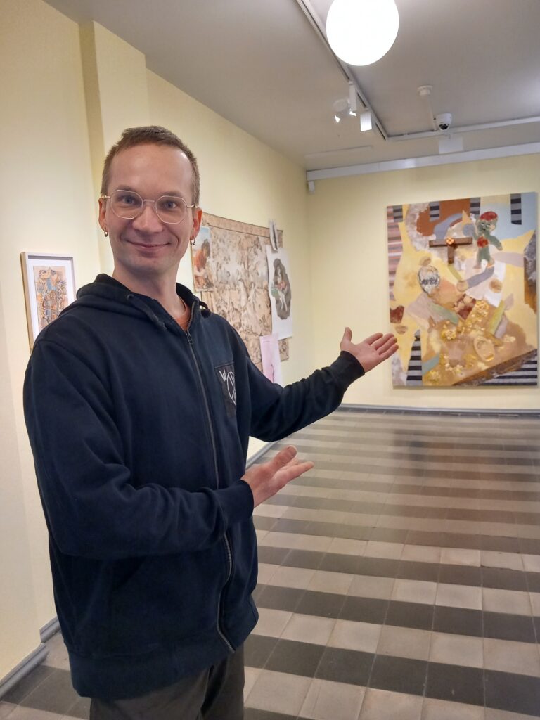 Kajaanin taidemuseon opas-valvoja Lassi Niiranen toivottaa tervetulleeksi museoon.
