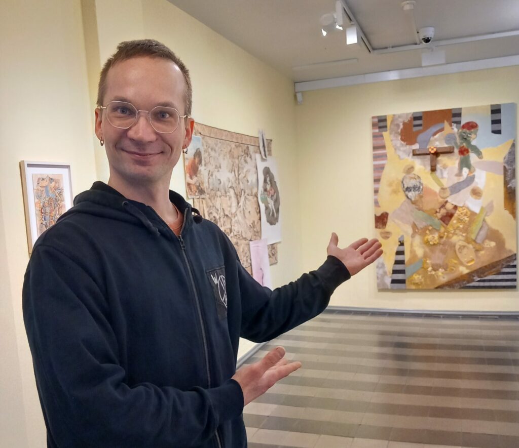 Kajaanin taidemuseon opas-valvoja Lassi Niiranen toivottaa tervetulleeksi museoon.