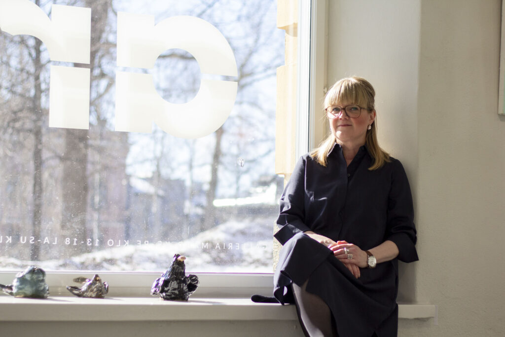 Kuva Hanna Mannisesta Galleria MABD:n tiloissa. /Photo of Hanna Manninen at MABD Gallery