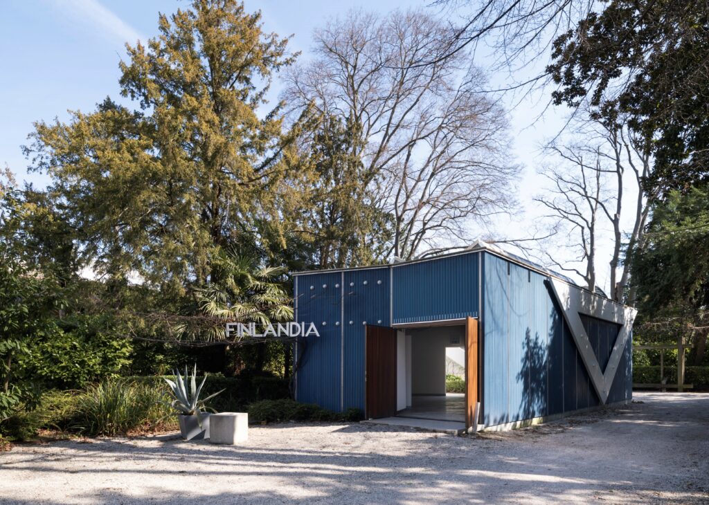 Kuvassa Aallon suunnittelema sininen paviljonkirakennus