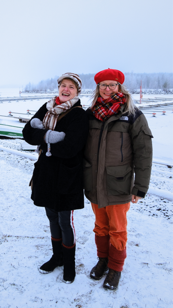 Kuvassa Claudia Woolgar ja Alice Sharp.