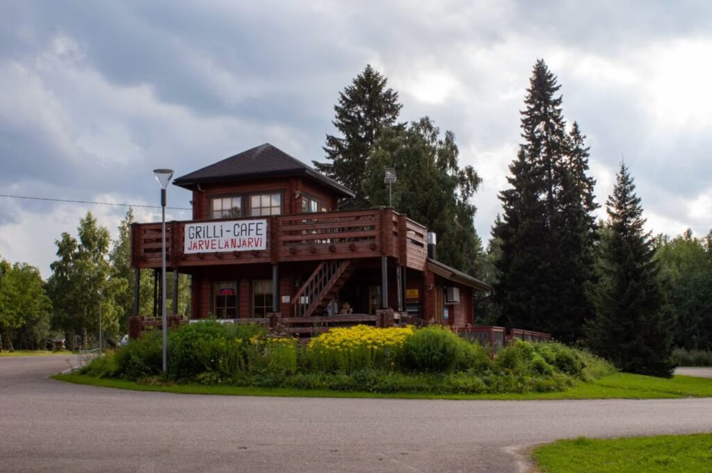 Kuvassa Järvelänjärven Grilli-Cafe