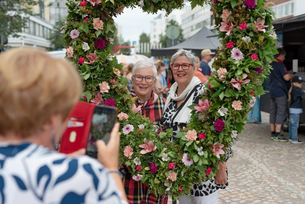 Kuvassa kaksi naista poseeraa kesäillan kattaus-tapahtumassa
