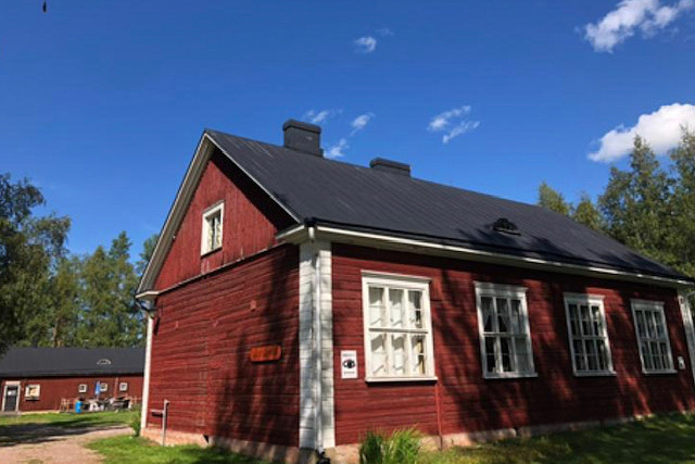Kesäinen kuva punaisesta rakennuksesta, Cafe Conradista