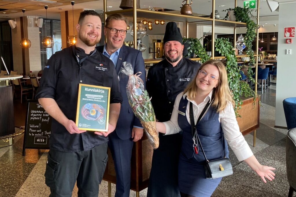 Kuvassa Laurance Robinson, Food & Beverage Manager Hannu Kovala, keittiöpäällikkö Jarmo Turunen ja tapahtumakoordinaattori Janna Vielma