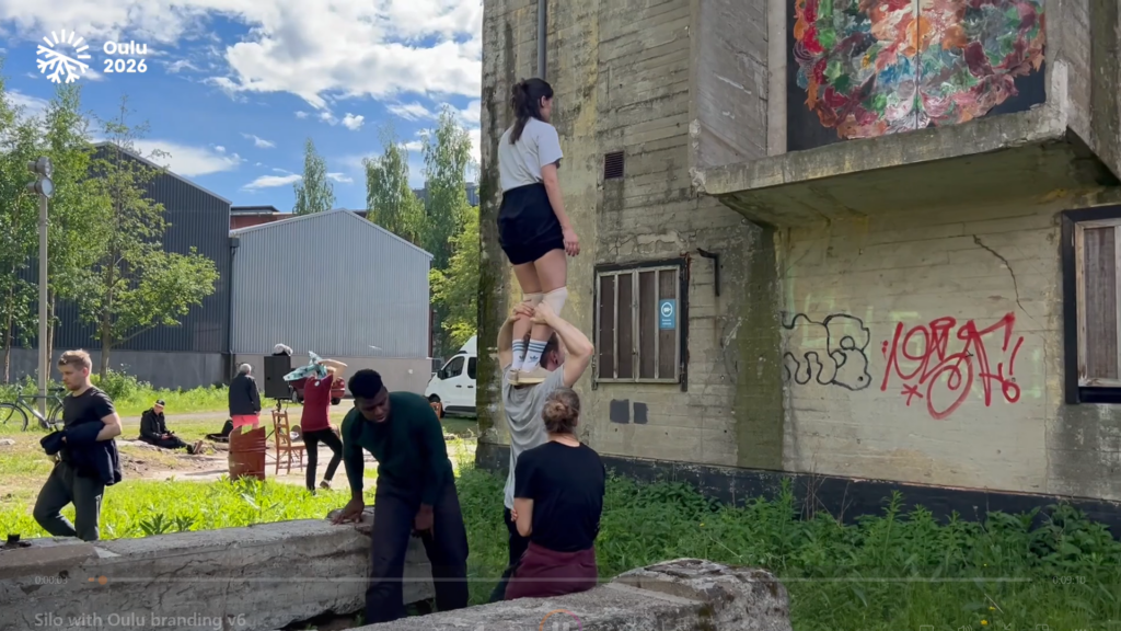 Kuvassa sirkustaiteilijoita Aalto Siilon seinän lähellä