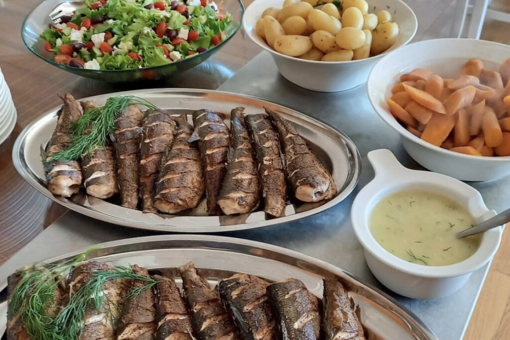 Kuvassa ruoka-annoksia savustetusta kalasta, perunoista ja kasviksista