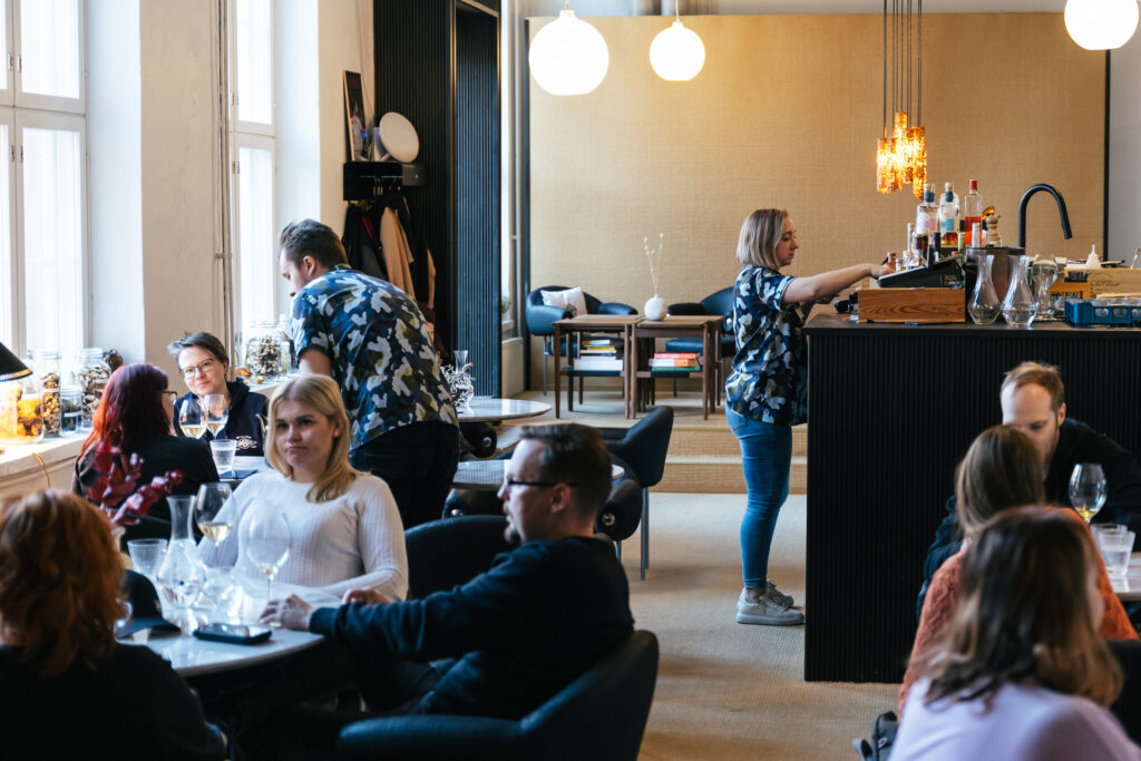 Kuva Winebar Kurkelan sisätiloista ja asiakkaista