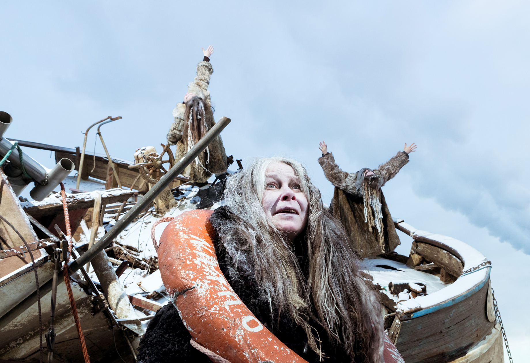 Oulu Theatre and Flow Productions: Faravid’s Land. In the photo: Mirjami Kukkola, Katariina van Earle and Jared van Earle. Photo: Janne-Pekka Manninen. Location: Terwa Marina.
