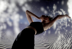 Esiintyjä: Raluca Ghiță. Teos: Cyber-Body-Systems. Tuotanto: Marginal at CINETic, Bucharest. Kuva: Andreea Sasaran.
