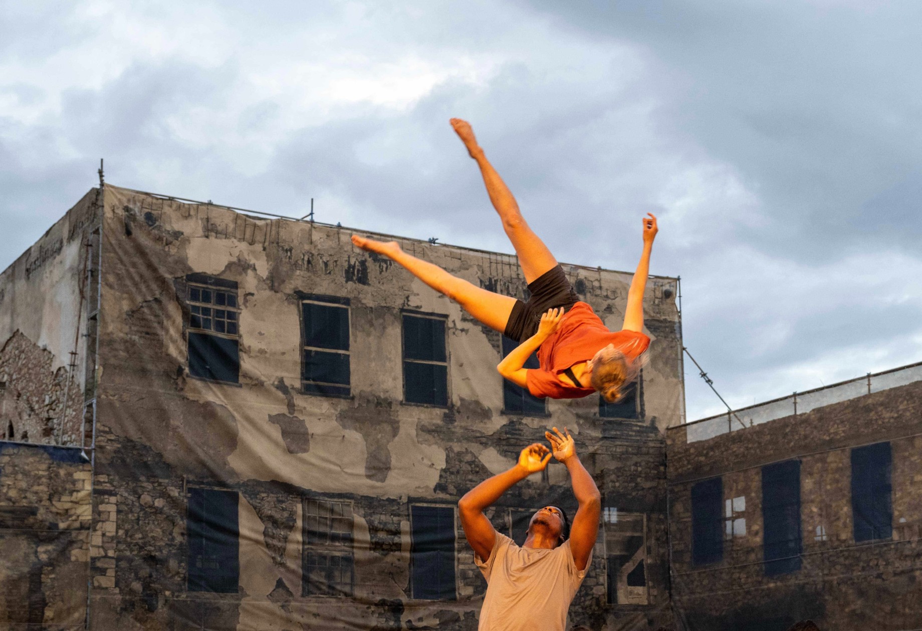 Le Plus Petit Cirque du Monde & Flow Productions: Climbing over Oulu