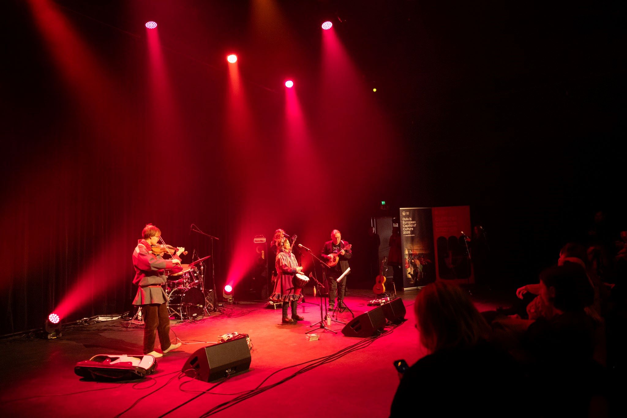 Ihmisiä lavalla soittamassa musiikkia Dálvemánnu Saamelaisten kansallispäivän konsertissa
