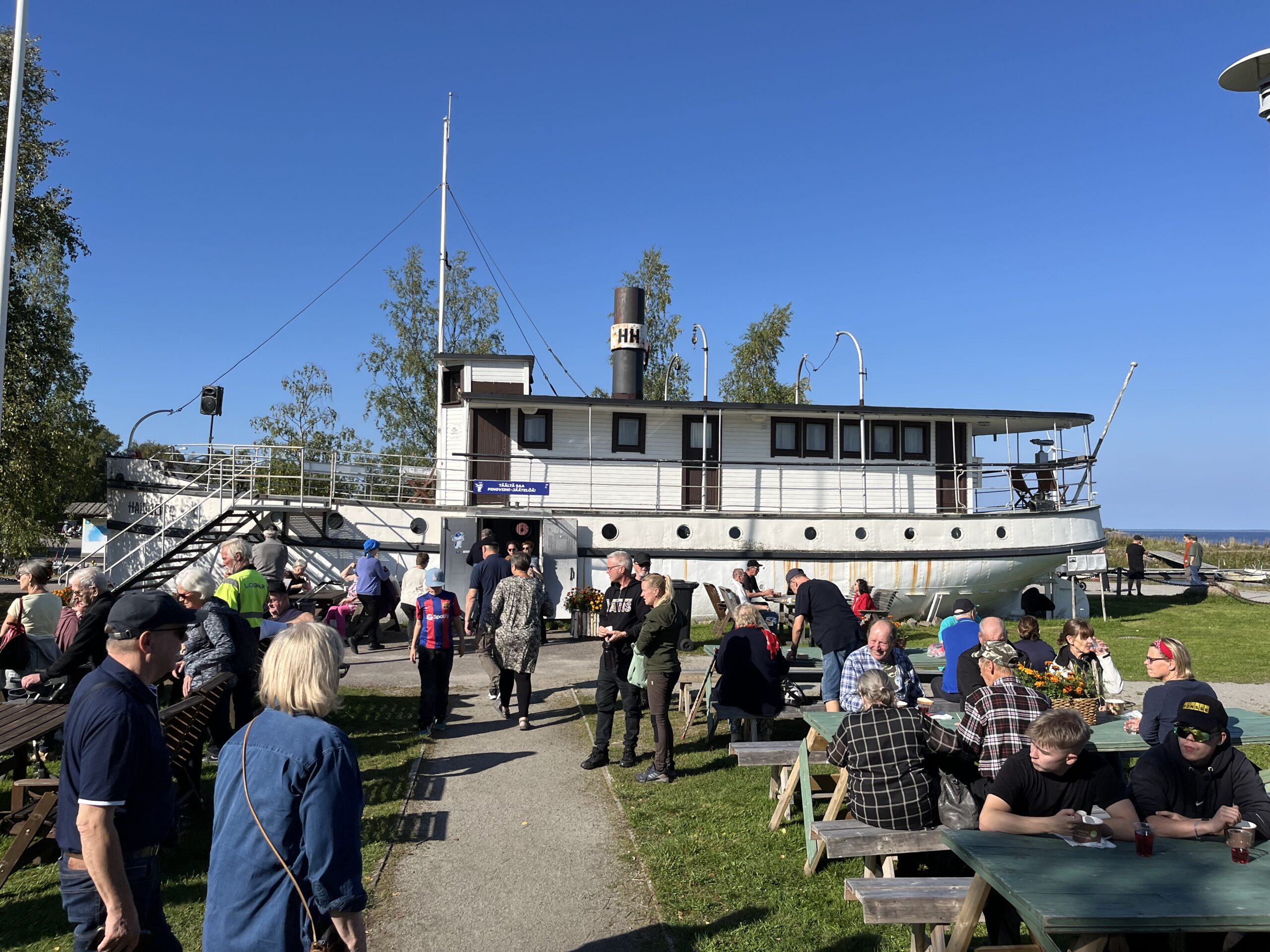 Market atmosphere at Varjakka fishing harbor / Juha Karhu