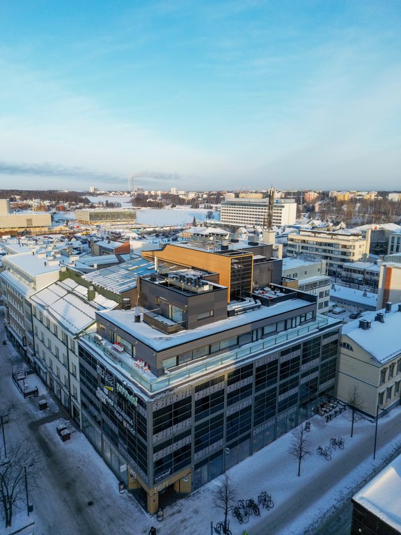 Ilmakuva lumisesta suomalaisesta kaupungista talvella.