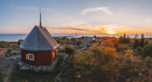 kuvassa maakallan kirkko auringonlaskun aikaan