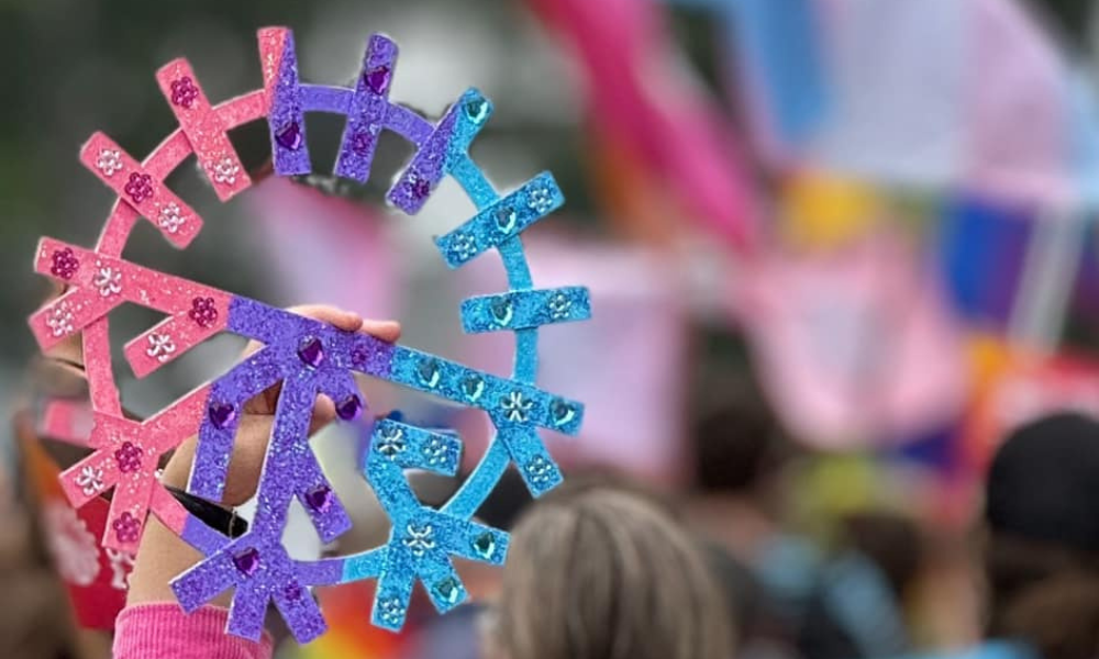 Kimaltava sateenkaari koriste festivaalilla.