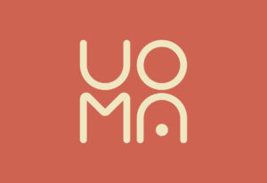 Logokuva jossa lukee graafisin kirjaimin UOMA