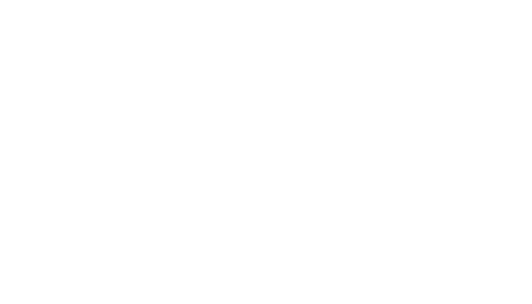 Käsivarsinauhalla kävelijä yöllä metsässä